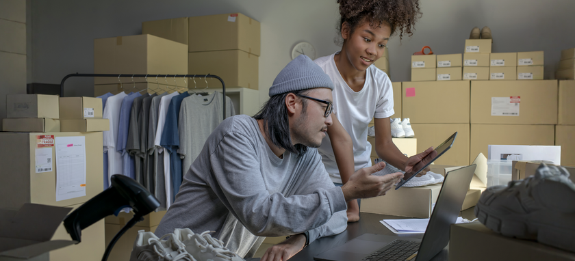 mann frau arbeiten im e commerce