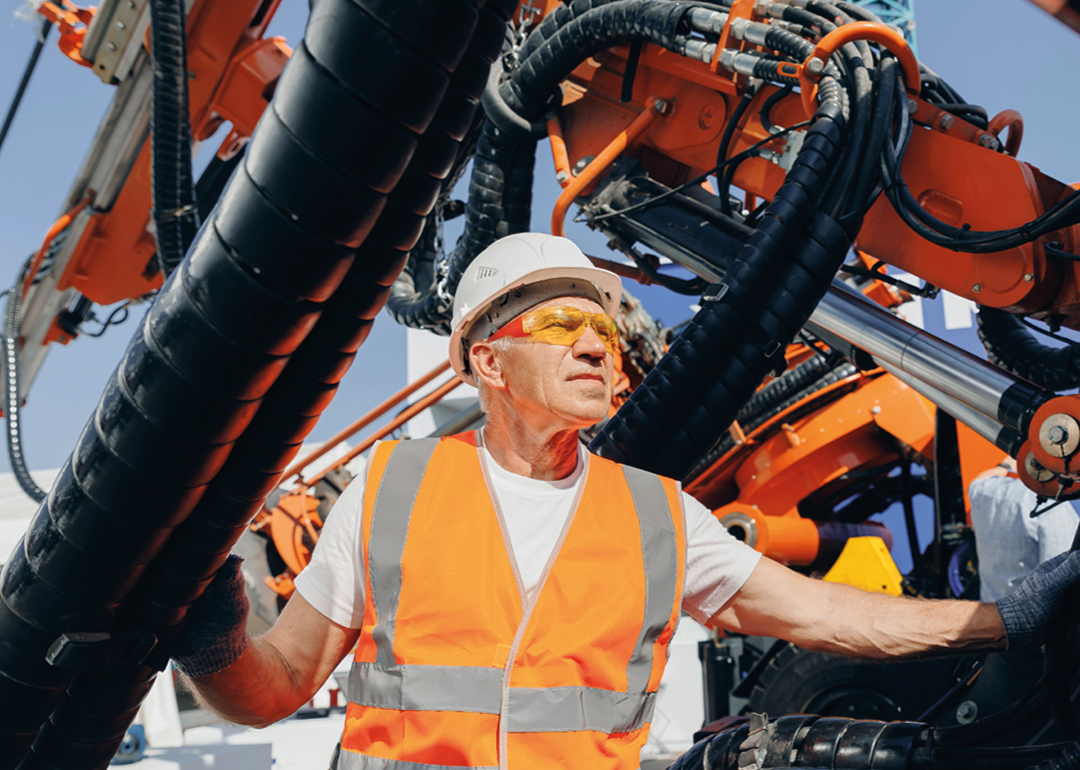 Philipp Gruppe, Bauarbeiter bedient eine Maschine