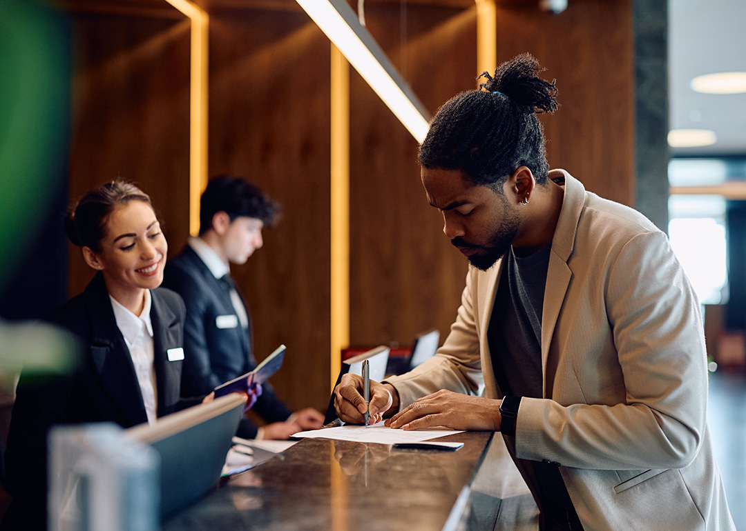 Man checkt im Hotel ein