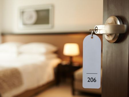 Hotelzimmer wird aufgeschlossen