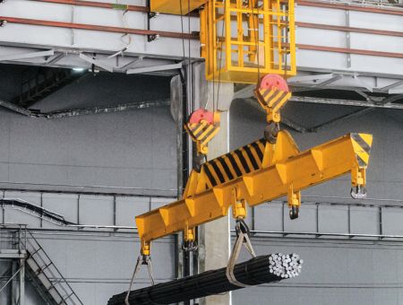 Philipp Gruppe, Kran transportiert Metall