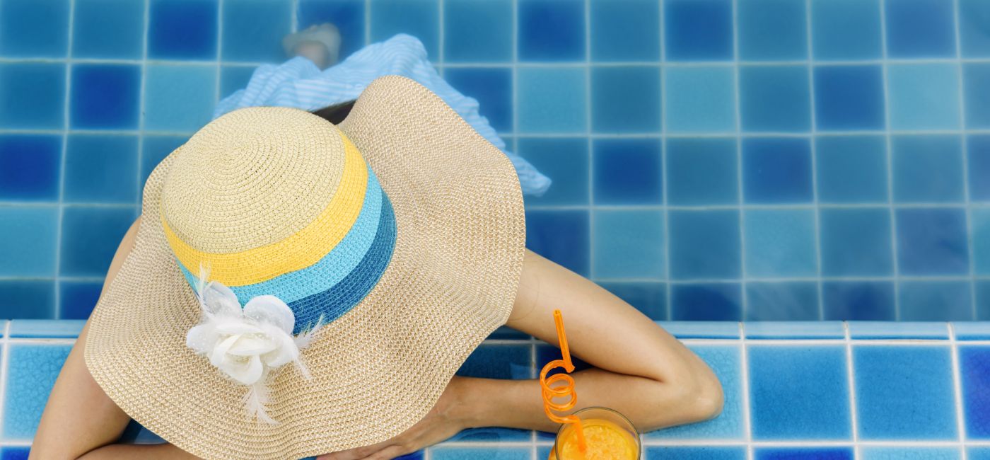 Projekt: vtours Headerbild - Frau mit Hut im Pool