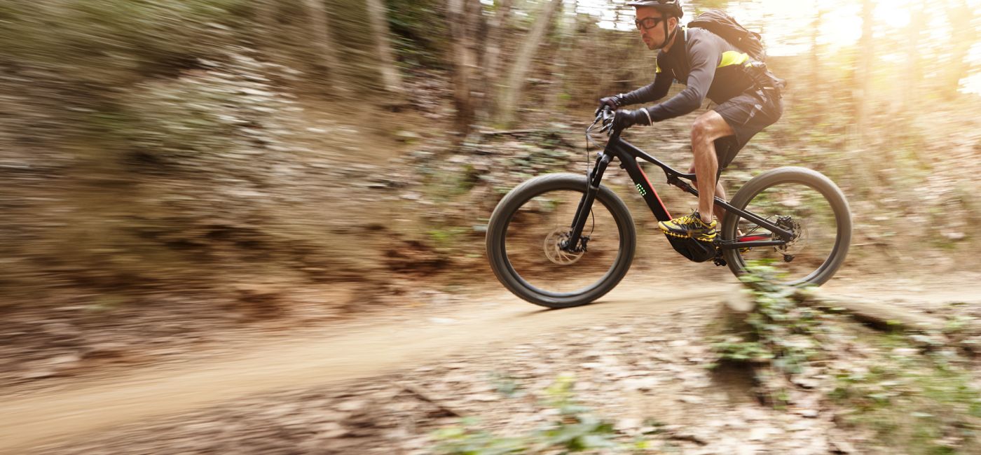 Projekt: BMZ Headerbild – Mann fährt im Wald mit E-Bike