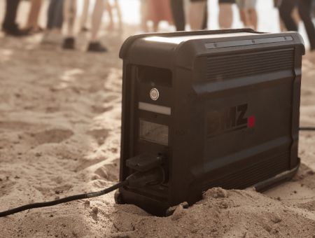 Projekt: Impression BMZ – Powerstation im Sand