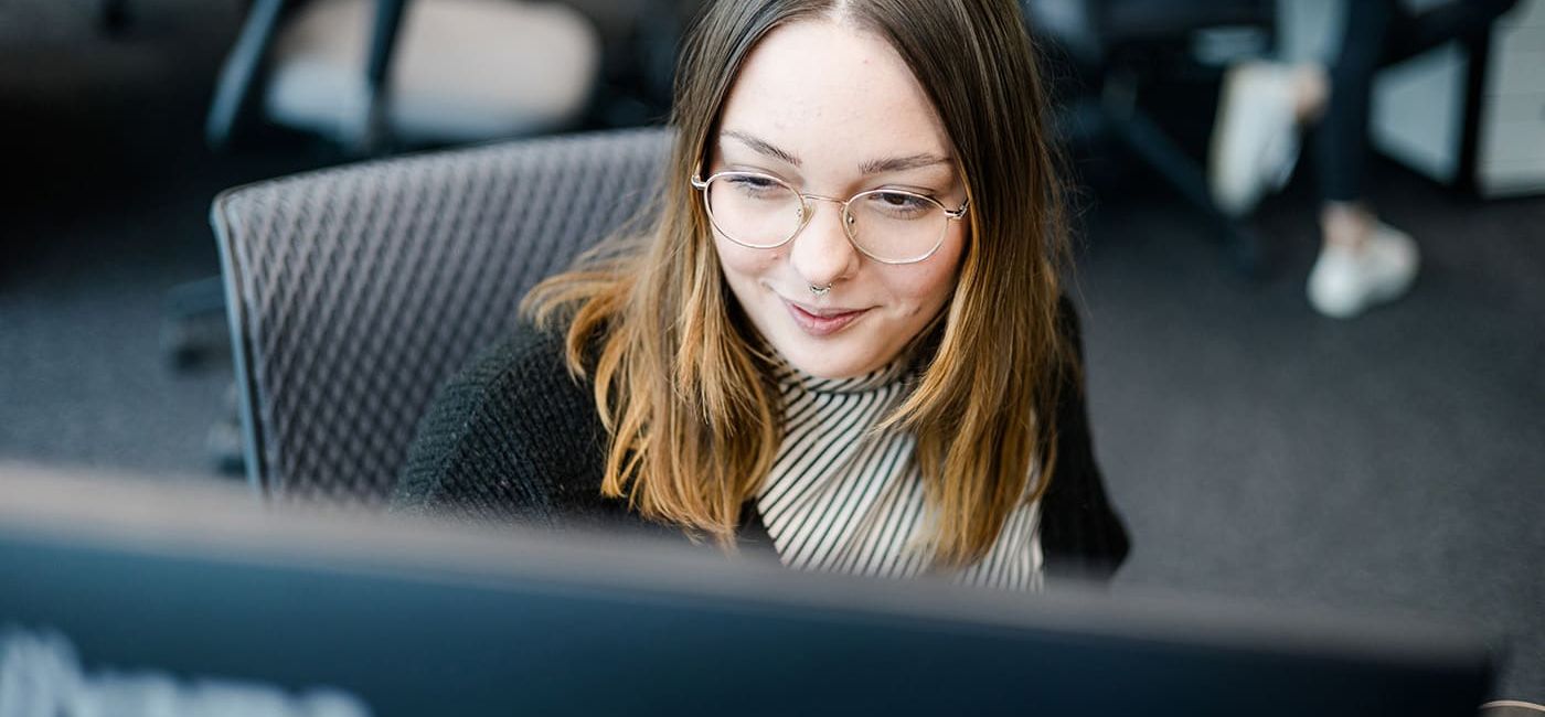 Karriere: Mitarbeiterin arbeitet am Computer