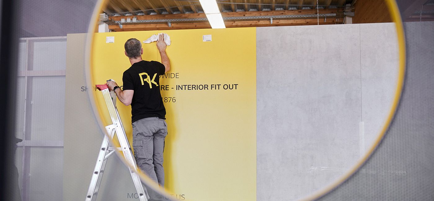 Projekt: Reinhold Keller Headerbild – Schreiner bei der Arbeit