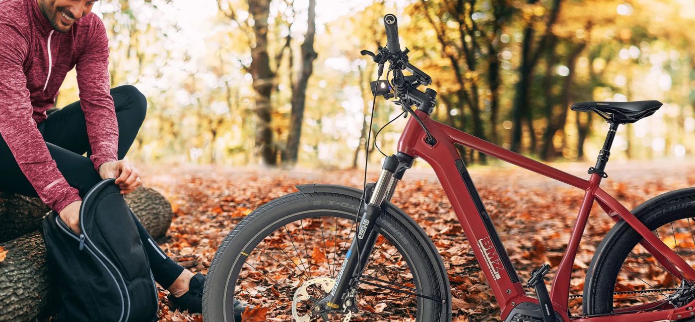 Projekt: BMZ Headerbild – mit E-Bike im Wald unterwegs